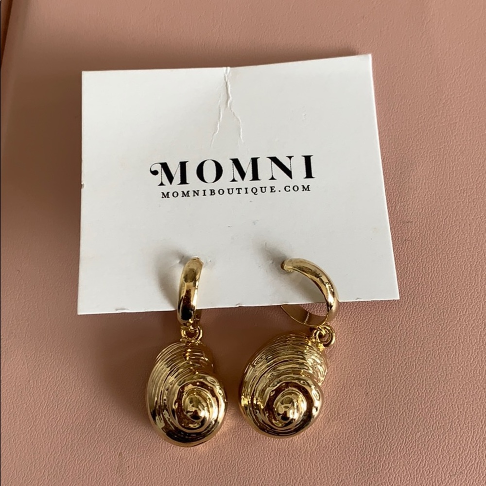 {Momni} Shell Dangle Earrings